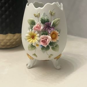 Vintage Lefton Porcelain Footed Egg Vase With Raised Flowers KW4342